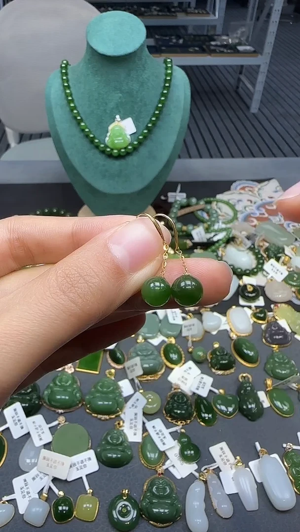 18K金镶嵌和田玉耳饰1