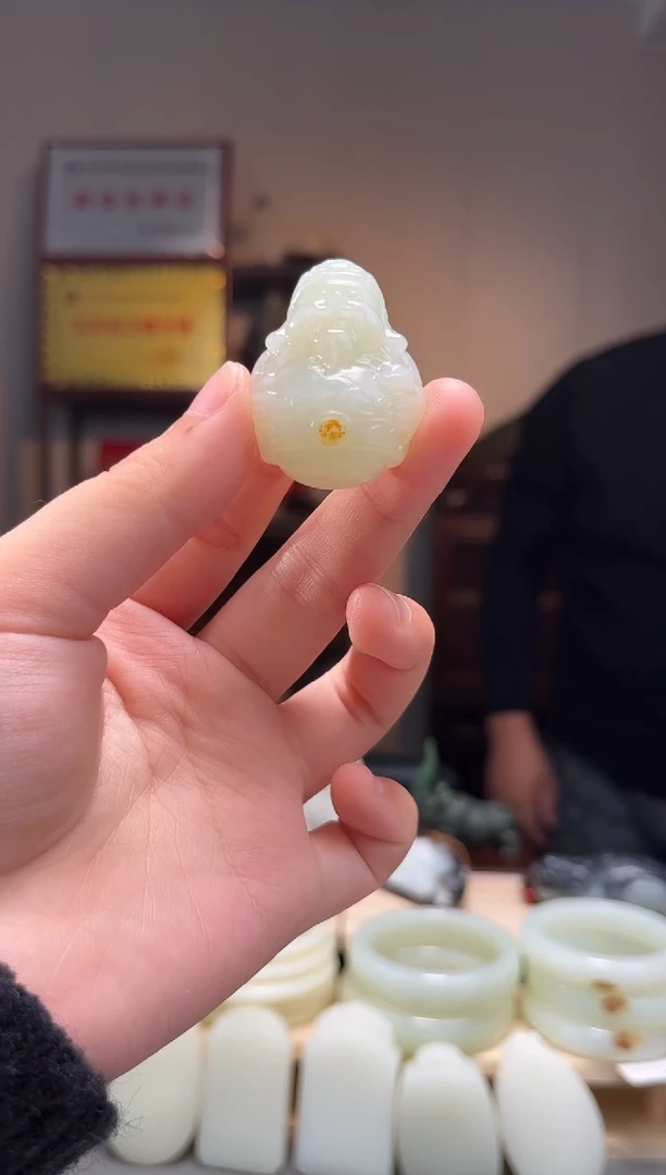 颈饰未镶嵌和田玉吊坠