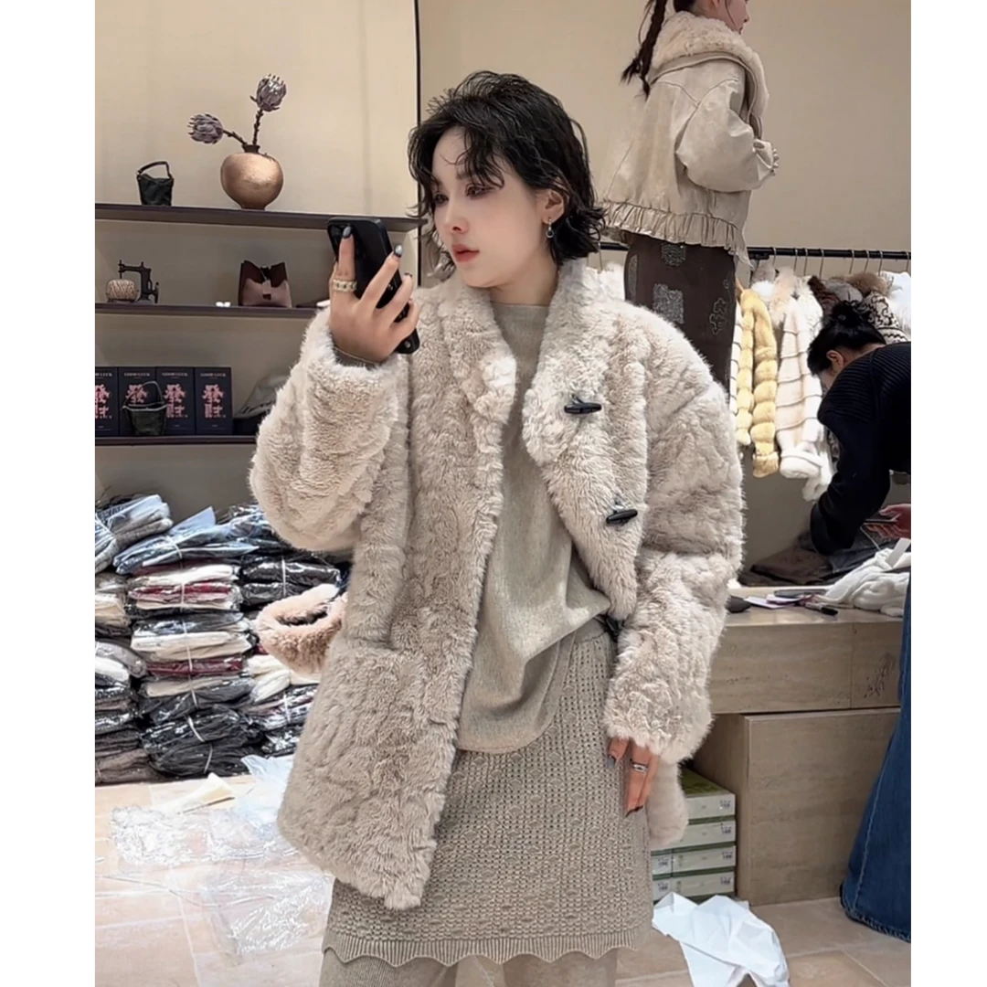 【格子家】冬季时尚百搭牛角扣毛毛短外套--B655