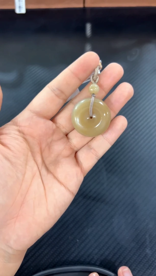 吊坠(赠链)未镶嵌和田玉且末微色差迪克兰二细