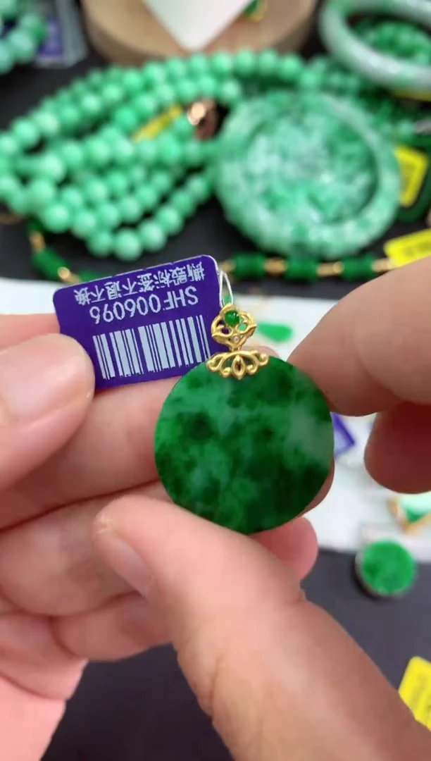 颈饰18K金镶嵌翡翠挂件