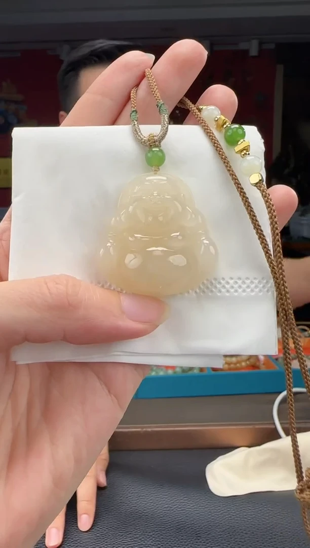 和田玉未镶嵌颈饰藕粉佛公