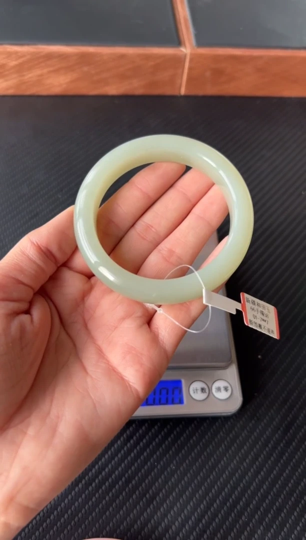 【闪购商品】和田玉手镯未镶嵌且末微色差58