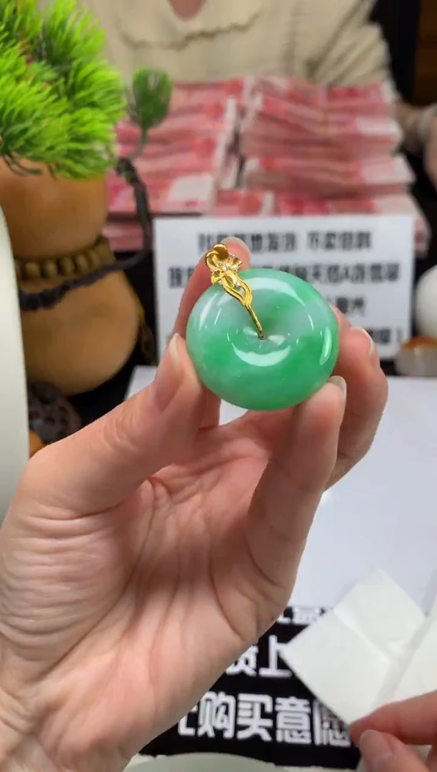 颈饰18K金镶嵌翡翠火**说---125311