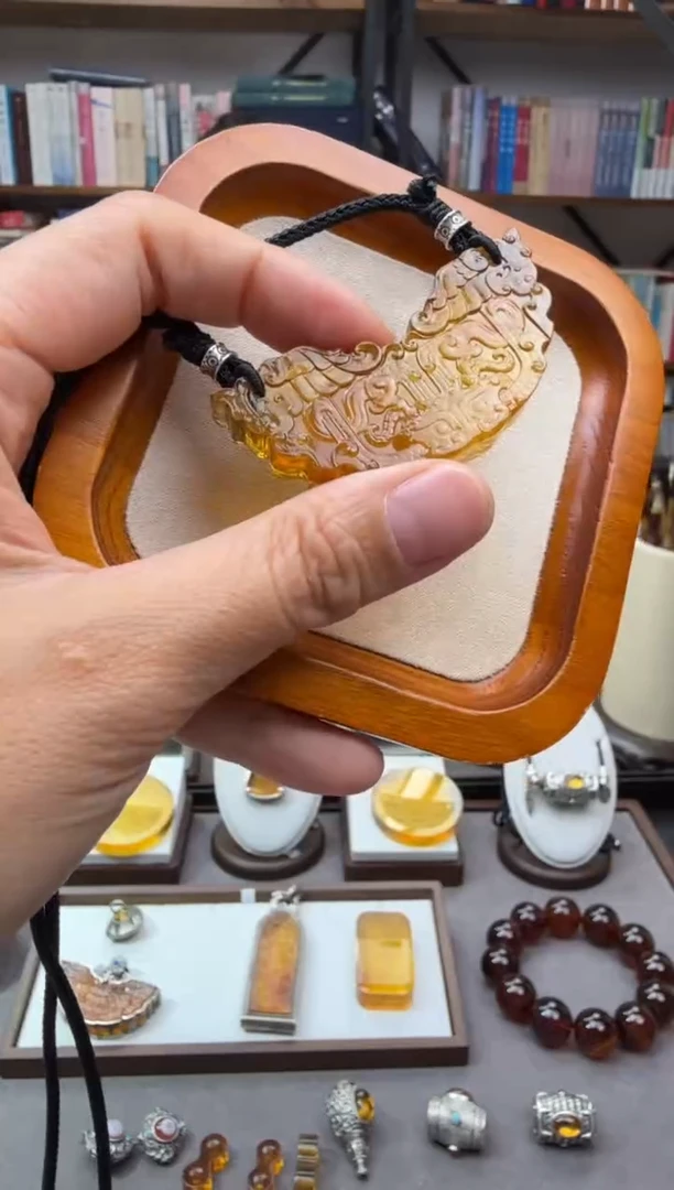 未镶嵌颈饰琥珀仿古玉璜吊坠