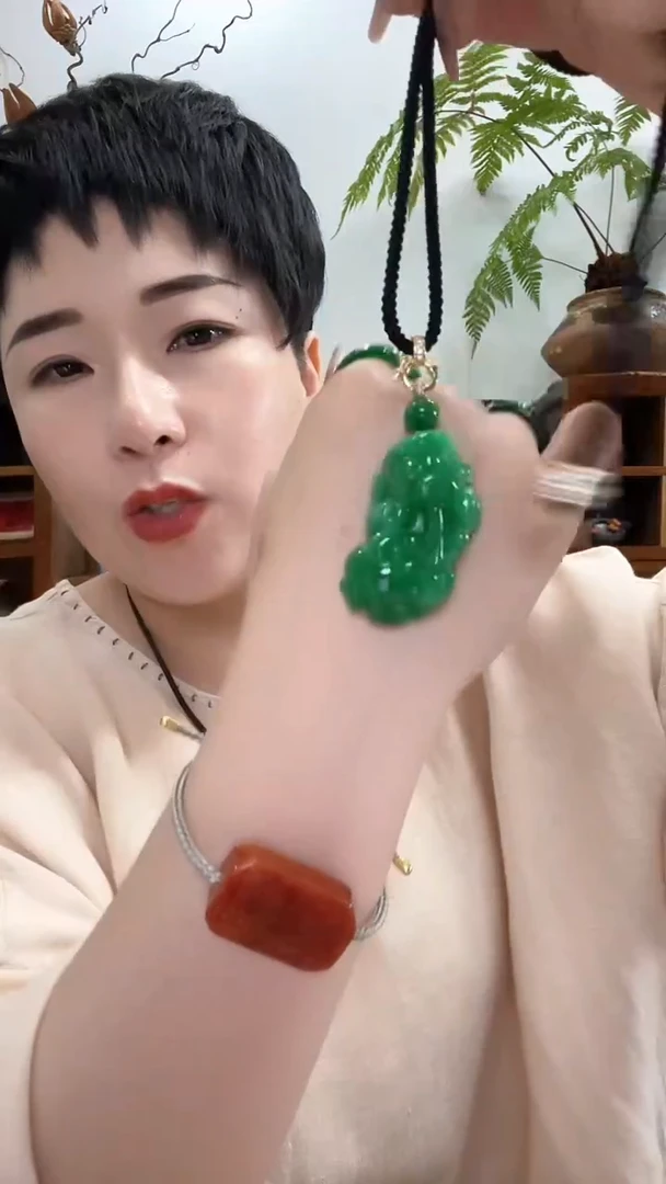 翡翠未镶嵌颈饰737