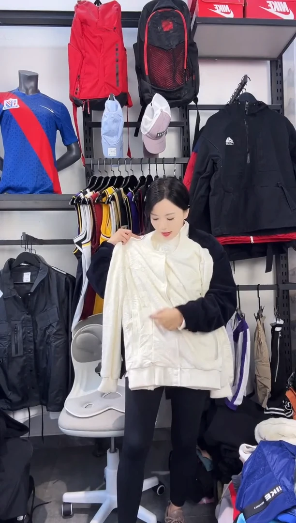 689  ·编码 瑕疵款直播间过款为准 尺码·S