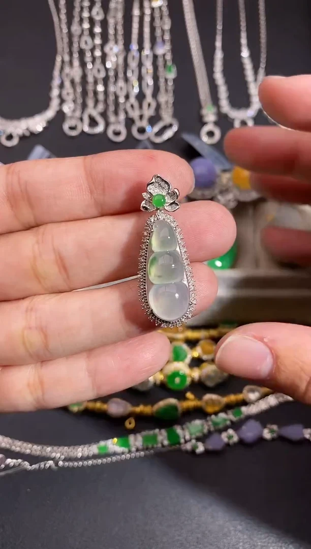 颈饰18K金镶嵌翡翠吊坠