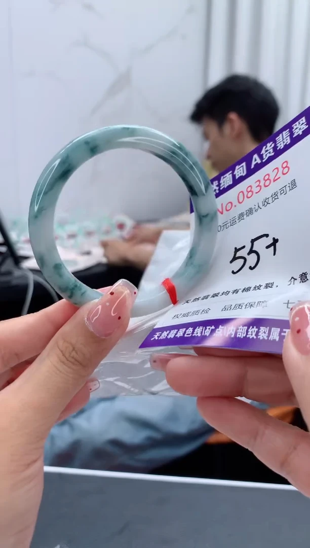 未镶嵌手镯翡翠有纹，完美者勿拍