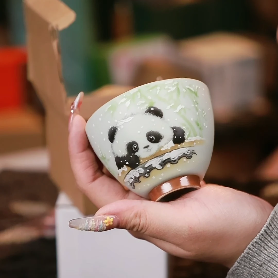 当代汝窑鸡心杯冬竹熊猫主人杯 A12178