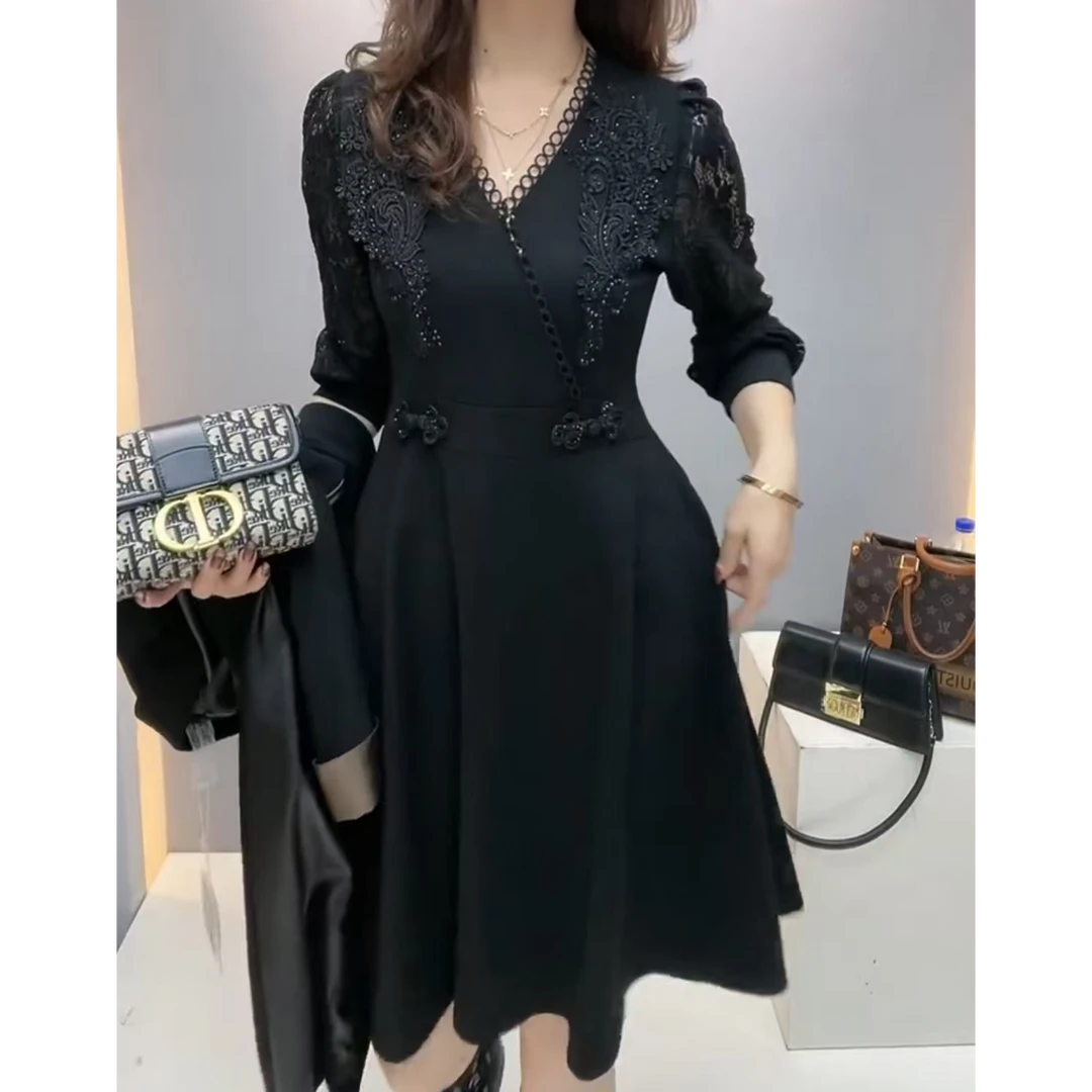 连衣裙女2025春秋新款烫钻V领蕾丝气质拼接修身显瘦百搭时尚裙潮