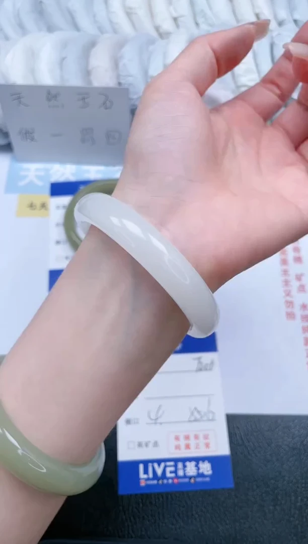 【闪购商品】石英质玉手镯未镶嵌T206-55.6