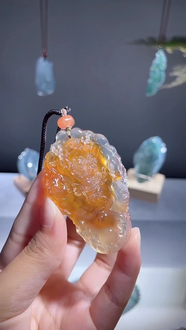 未镶嵌颈饰玛瑙/玉髓清***月龙牌