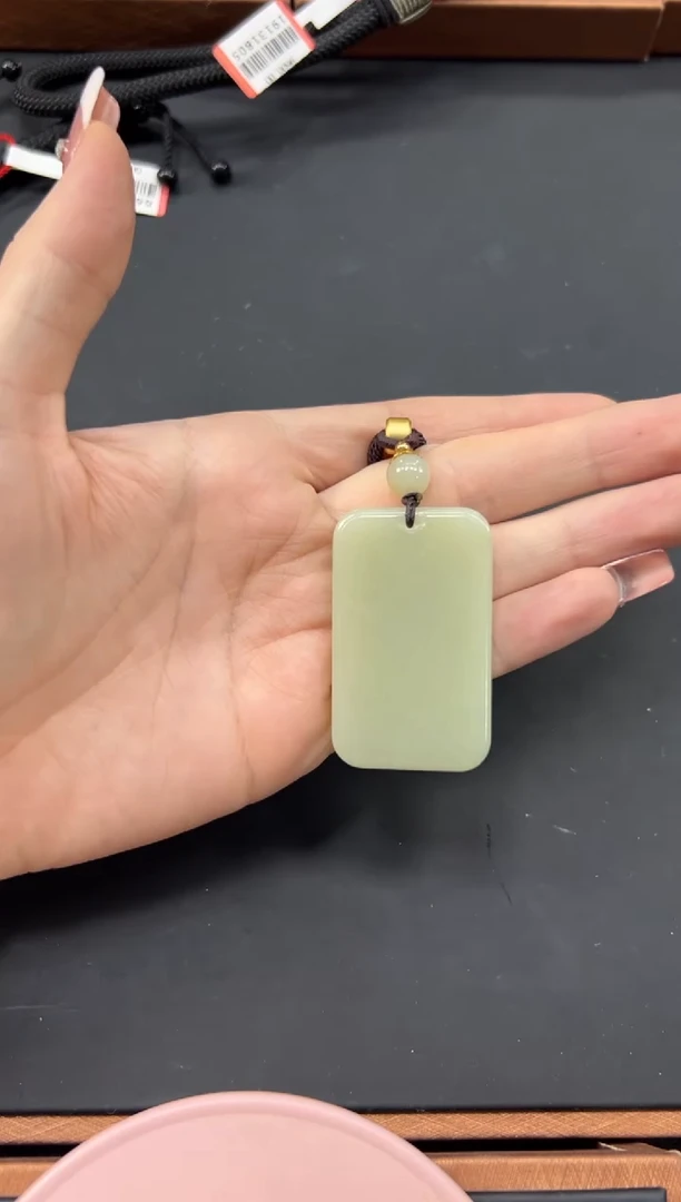 【闪购商品】和田玉吊坠(赠链)未镶嵌且末微色差迪克兰吊坠