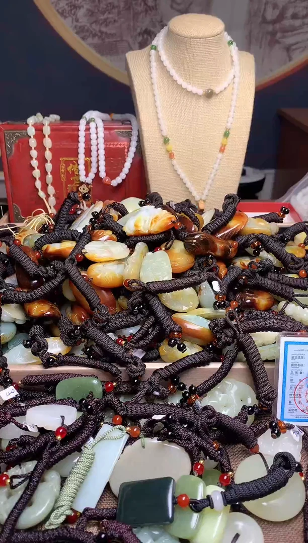 颈饰未镶嵌和田玉.