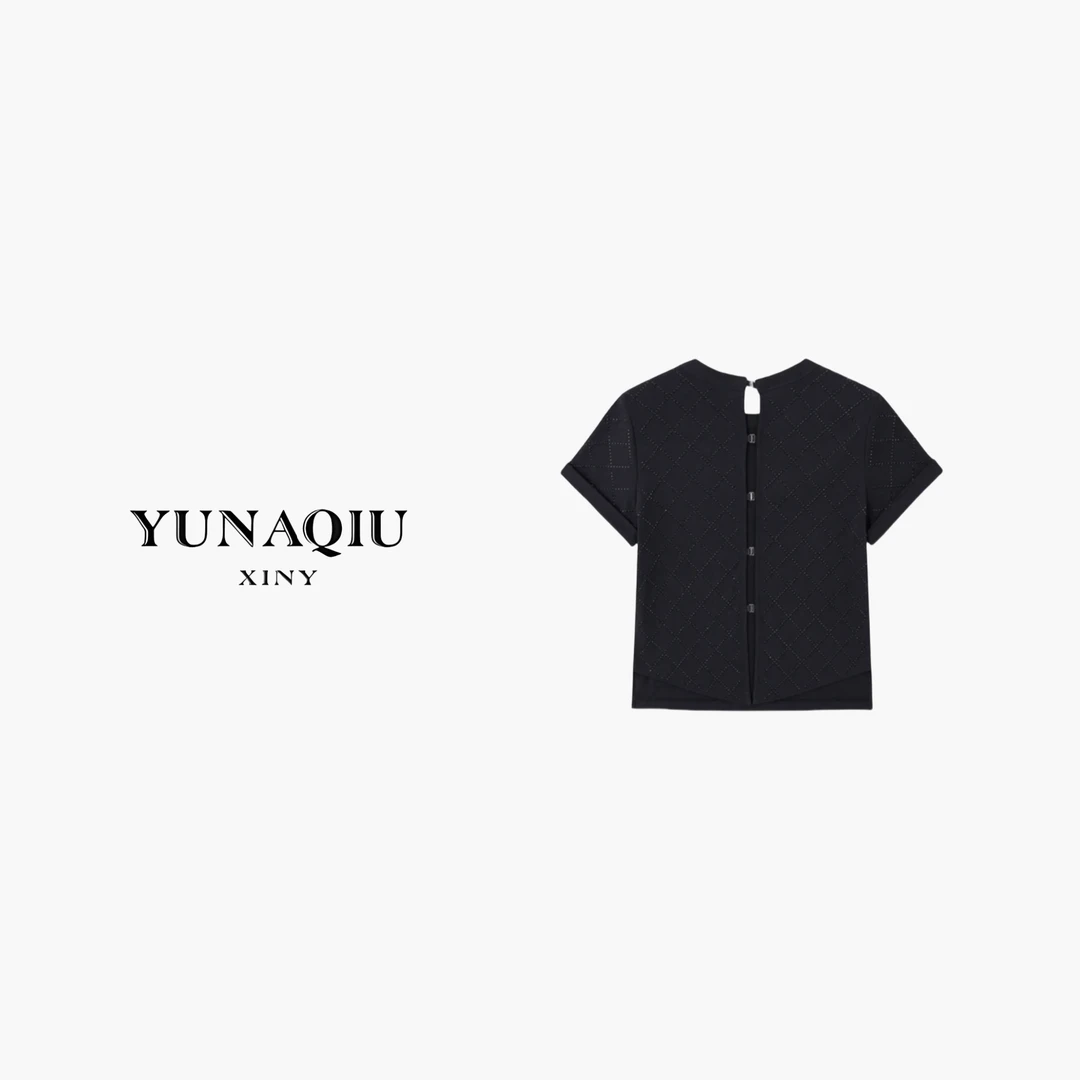 YUNAQIU 黑色菱形烫钻简约T恤-9257