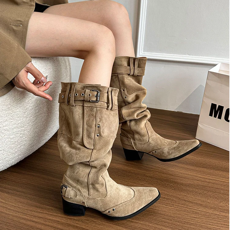 美拉德长靴女2025年新款卡其色绒面尖头靴子女粗跟棕色褶皱堆堆靴