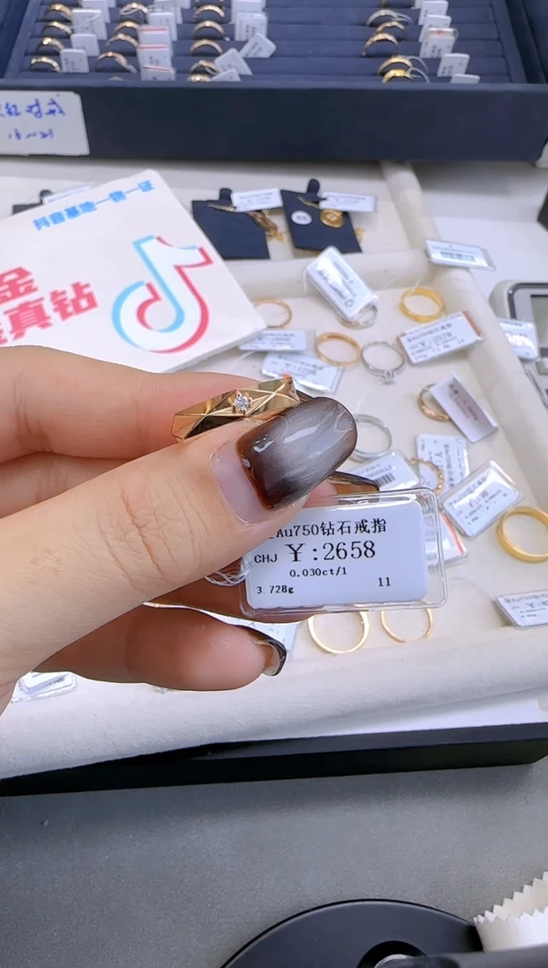 【闪购商品】钻石戒指/指环18K金镶嵌239900