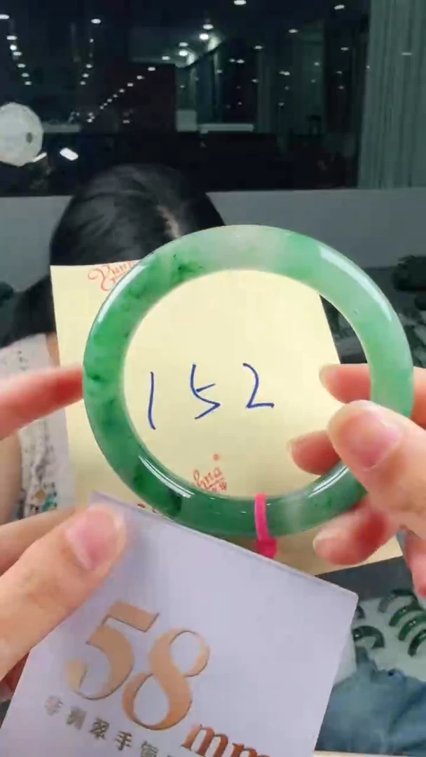 未镶嵌手镯石英质玉（非洲翠）有天然洒金亮片/矿点/棉线152