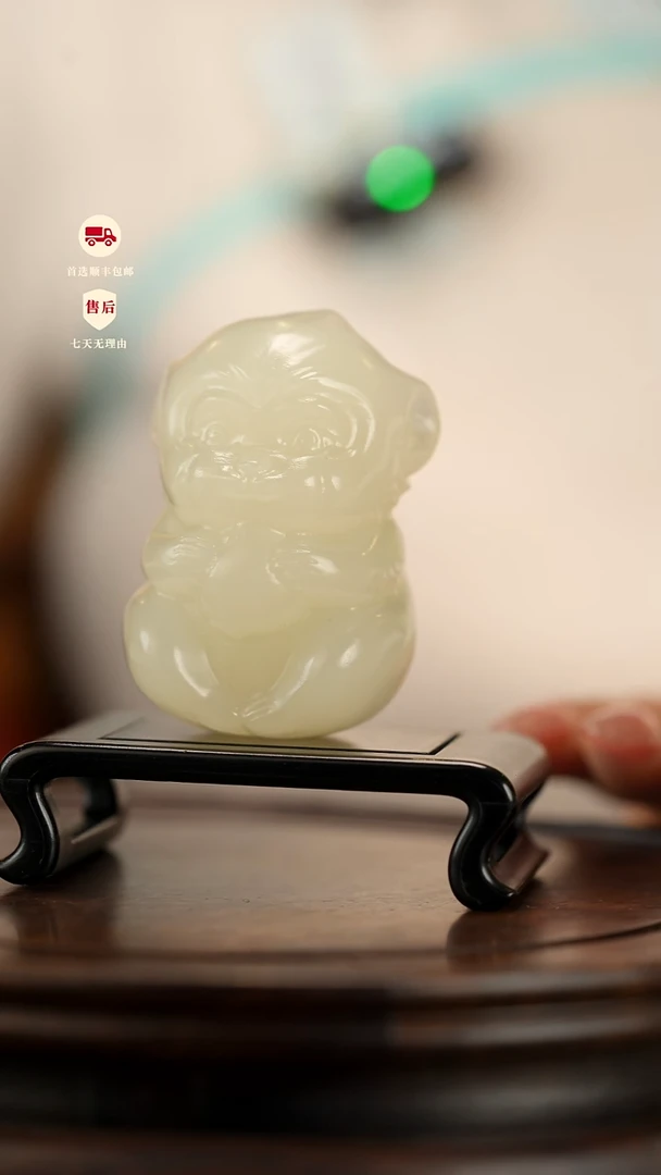 云南石竹叶青雕刻：灵猴献瑞把件摆件