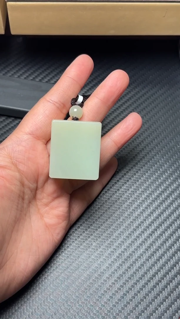 吊坠(赠链)未镶嵌和田玉且末迪克兰二细微色差吊坠hK