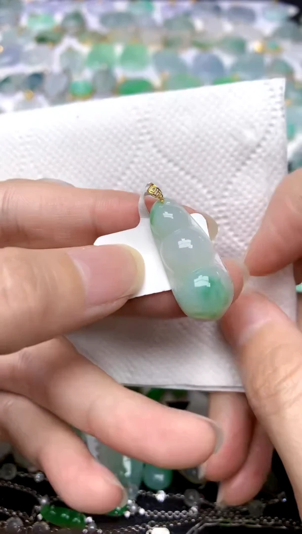 颈饰18K金镶嵌翡翠天然A货翡翠