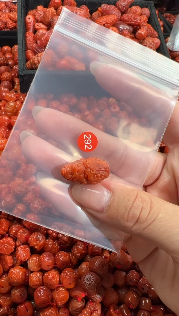 南红玛瑙未镶嵌颈饰1