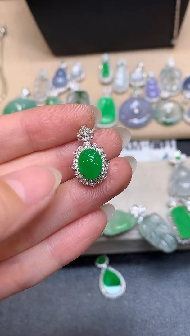 颈饰18K金镶嵌翡翠蛋面【无服务费