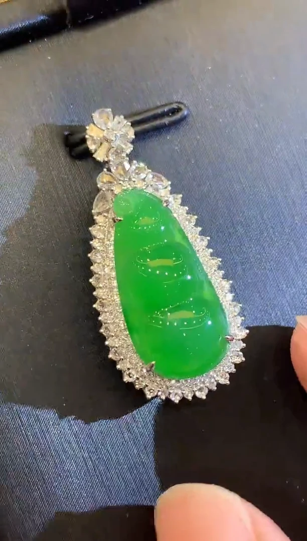 吊坠(不含链)18K金镶嵌翡翠LSR多样性发其一