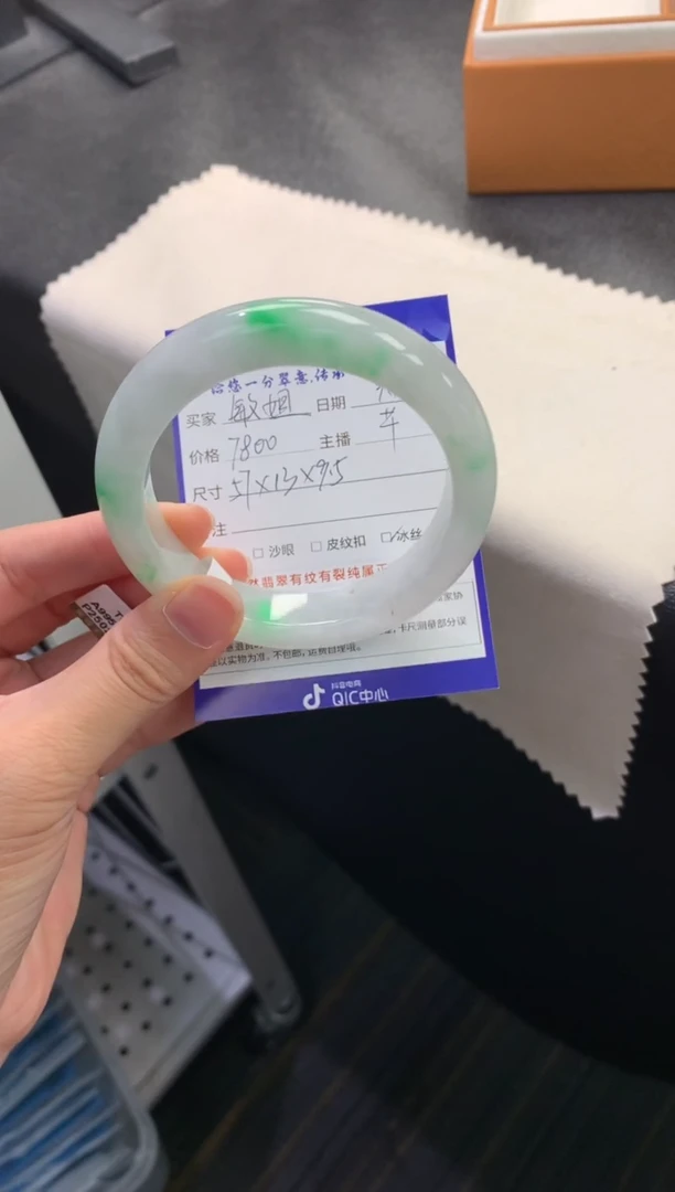 未镶嵌手镯翡翠敏*?退货需手镯吊牌标签完好