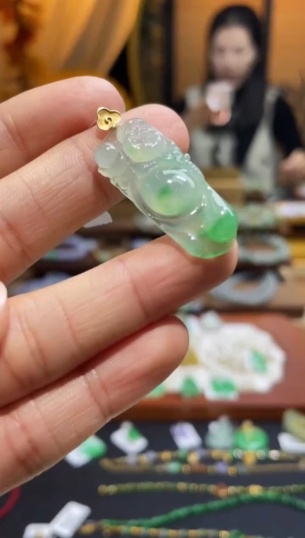 颈饰18K金镶嵌翡翠18K金镶嵌