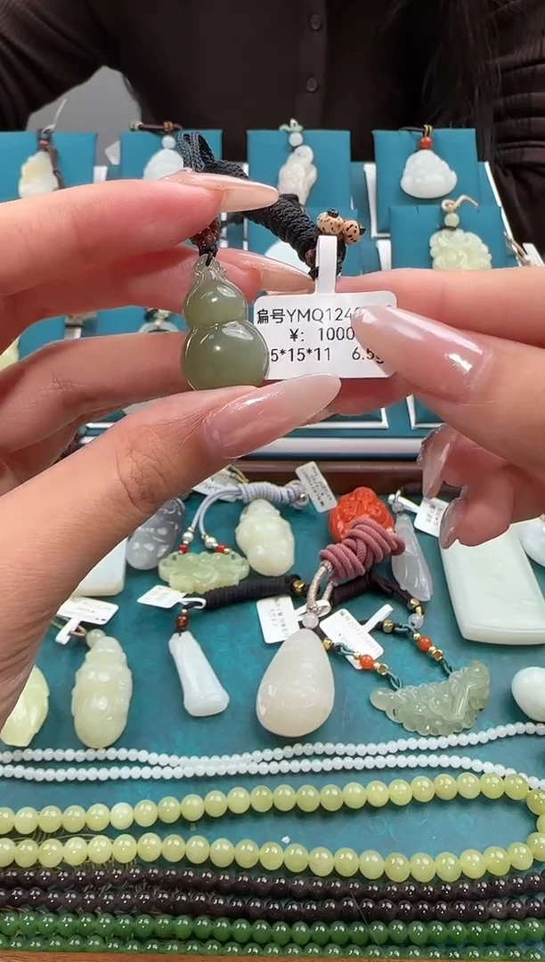 颈饰未镶嵌和田玉吊坠 YMQ