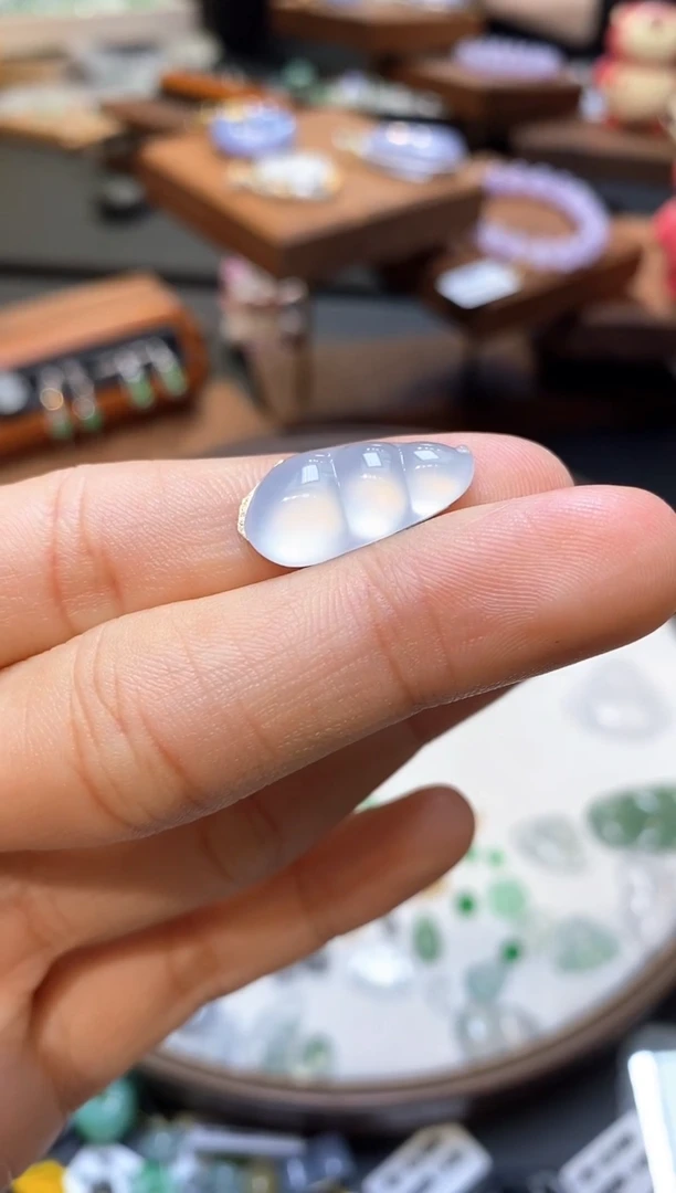 翡翠未镶嵌颈饰豆子