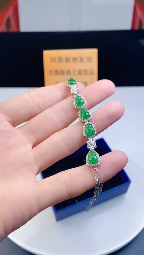 颈饰未镶嵌翡翠