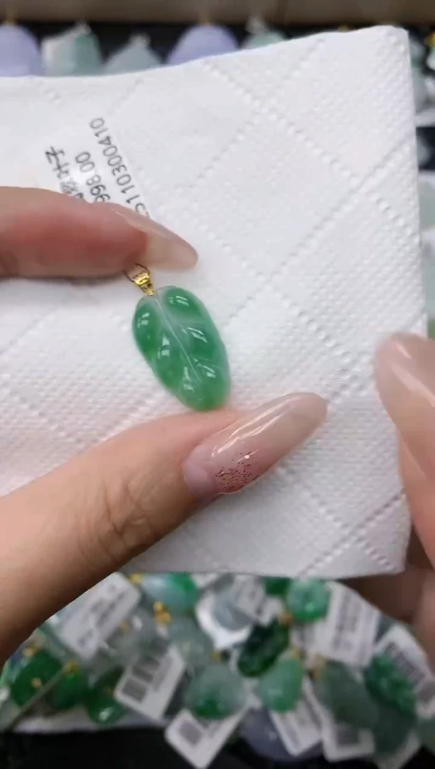 颈饰18K金镶嵌翡翠1111111111