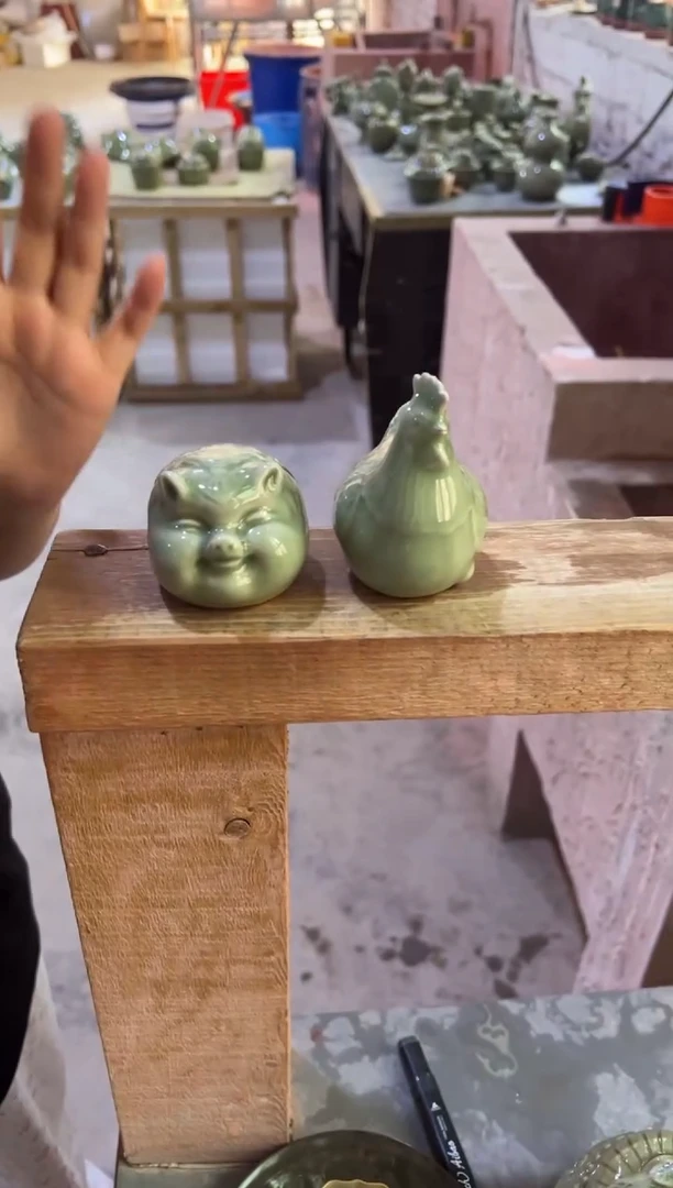 微瑕耀州窑青瓷小猪小鸡茶宠摆件