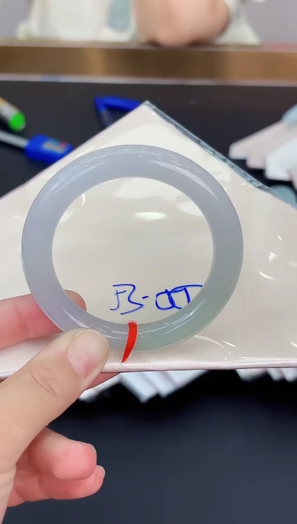 翡翠手镯未镶嵌翡翠手镯