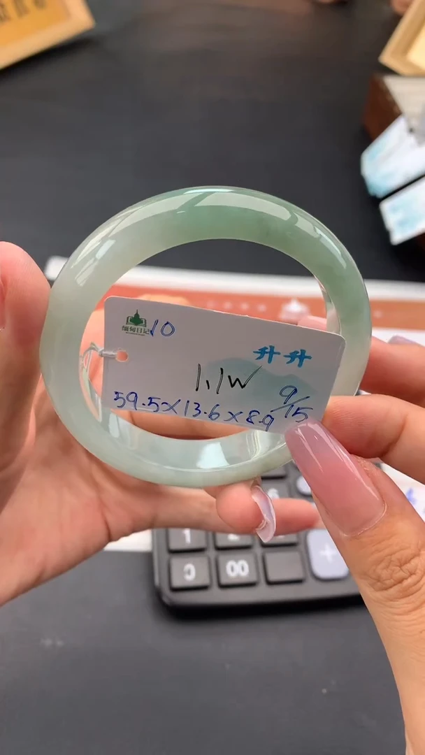 未镶嵌手镯翡翠自带#送人#，联系客服核对地址~