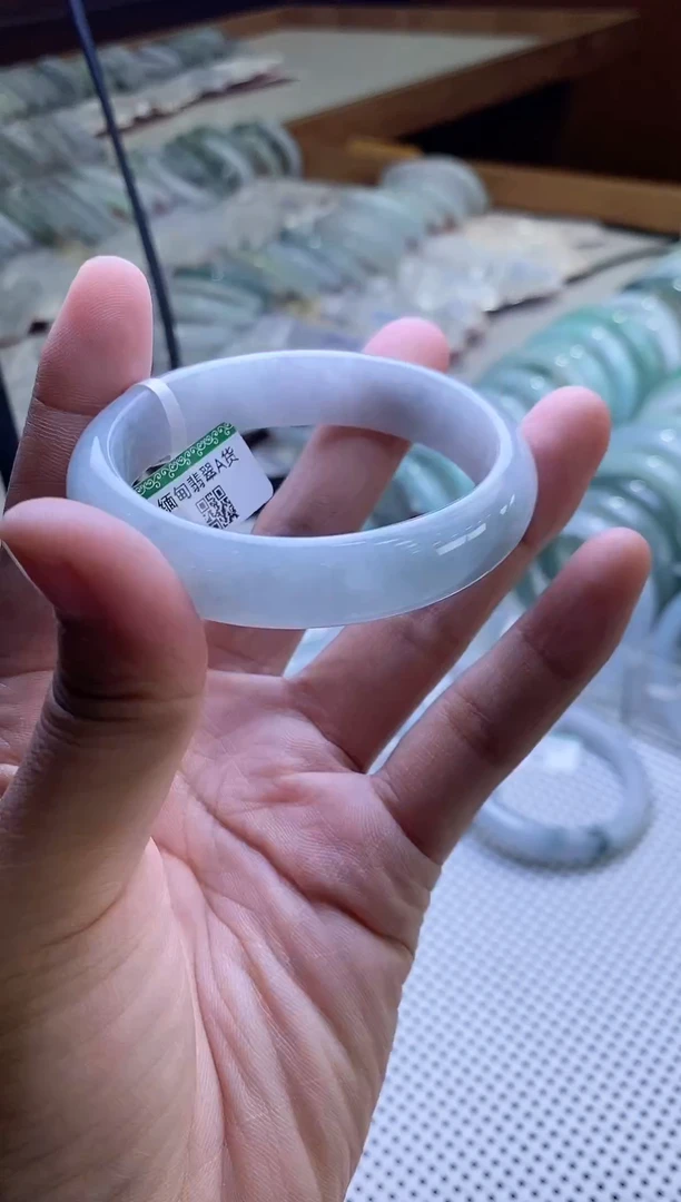 翡翠手镯未镶嵌贵妃56圈口，4001