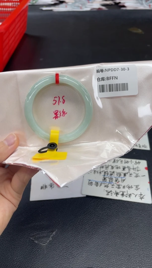 翡翠手镯未镶嵌翡翠手镯