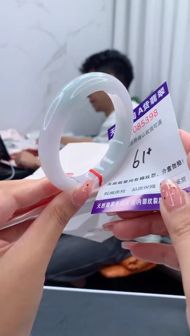 未镶嵌手镯翡翠有纹，完美者勿拍