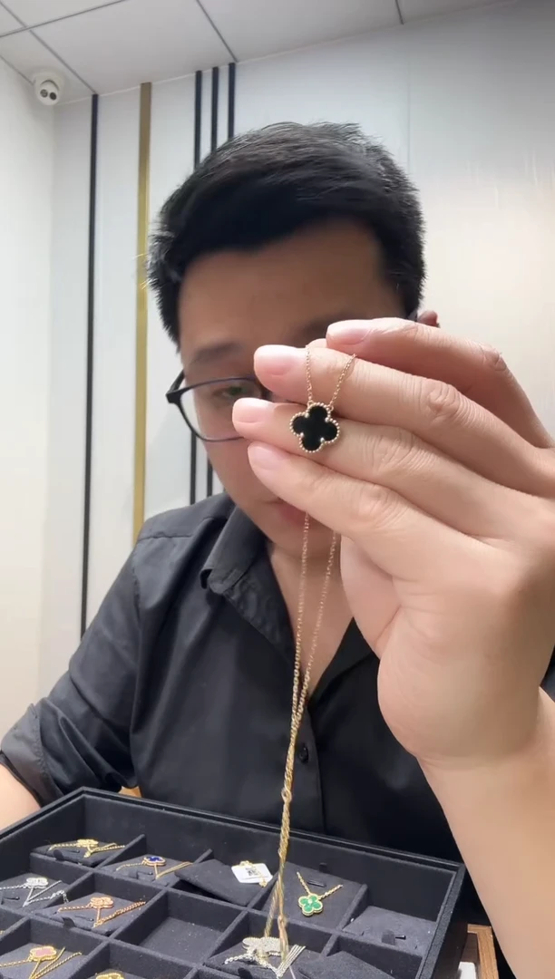 18K金镶嵌套链玛瑙/玉髓黑色k黄，大号四叶草套链