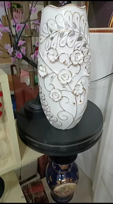 瓷36厘米高捏花镂空描金花瓶一个
