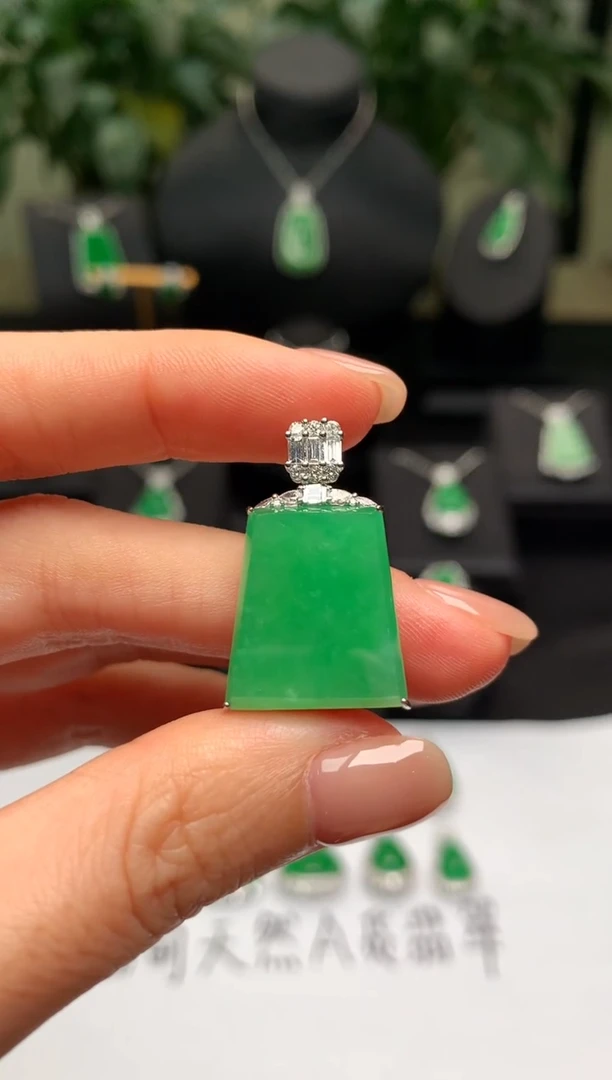 颈饰18K金镶嵌翡翠无事牌