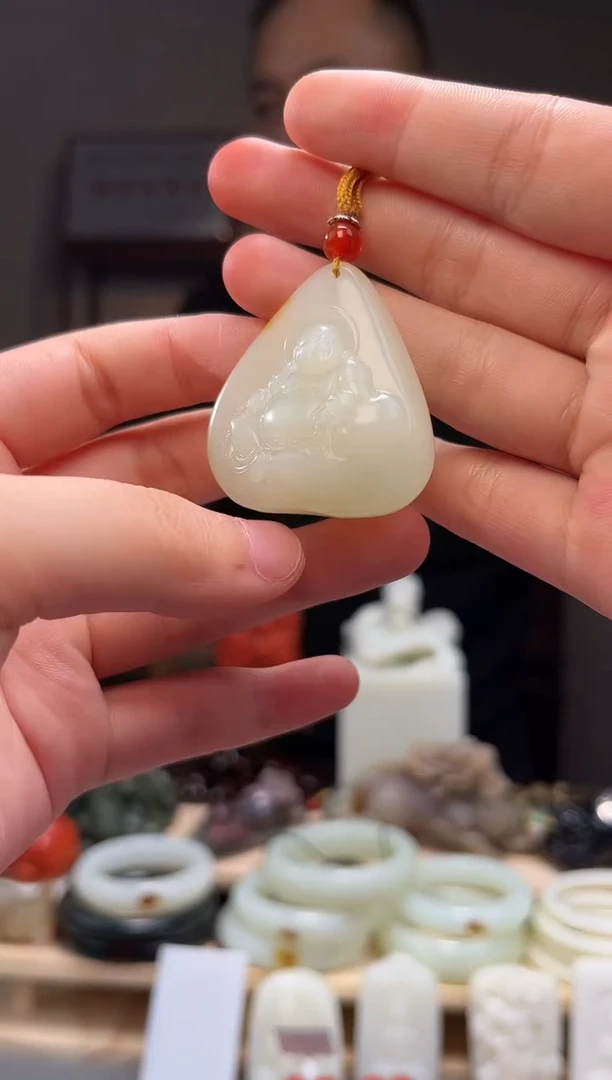 颈饰未镶嵌和田玉吊坠