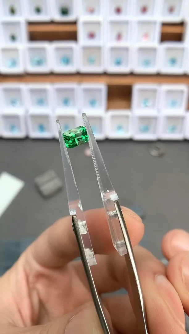 未镶嵌裸石定制石榴石1.02ct 沙弗莱