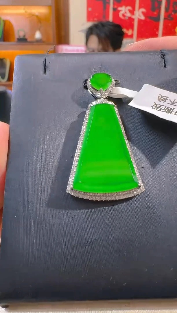 吊坠(赠链)18K金镶嵌翡翠天然A货翡翠