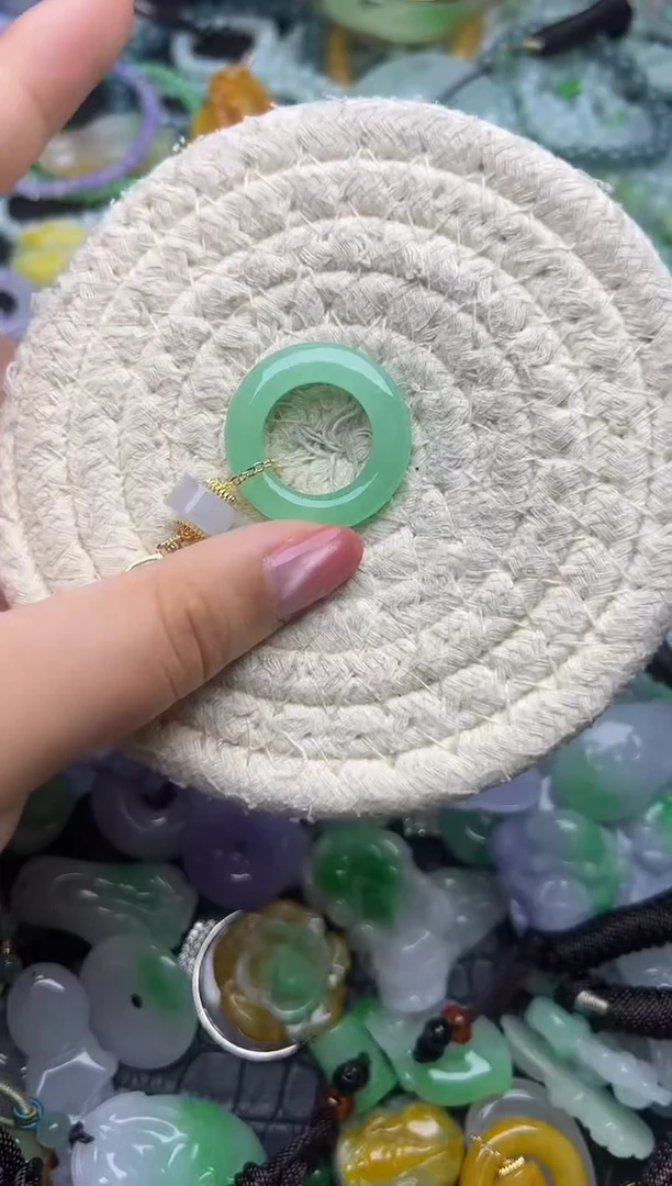 颈饰未镶嵌翡翠天然缅甸翡翠吊坠