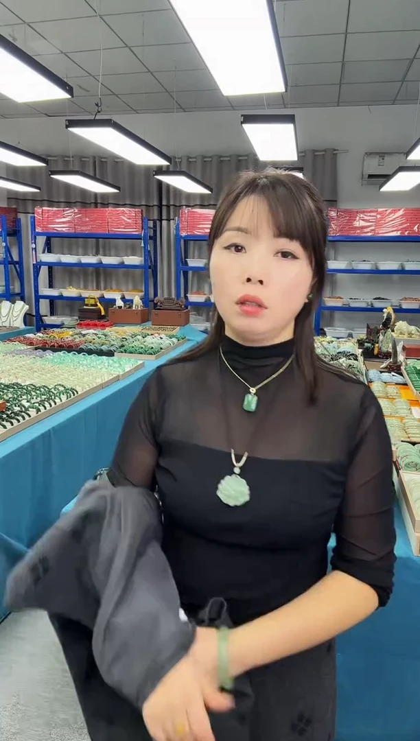 颈饰未镶嵌石英质玉牡丹花吊坠