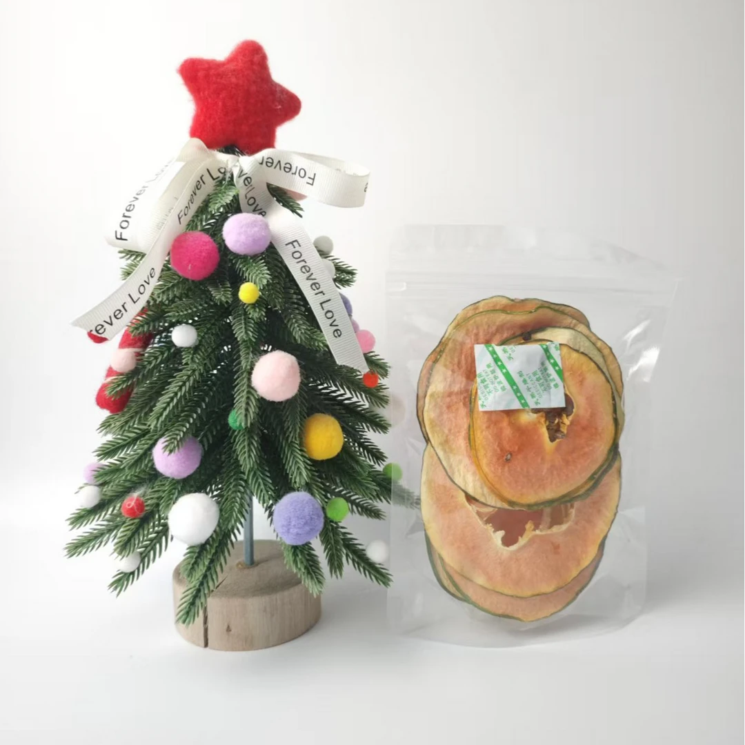 兔兔食用天然木瓜圈 天然苹果片